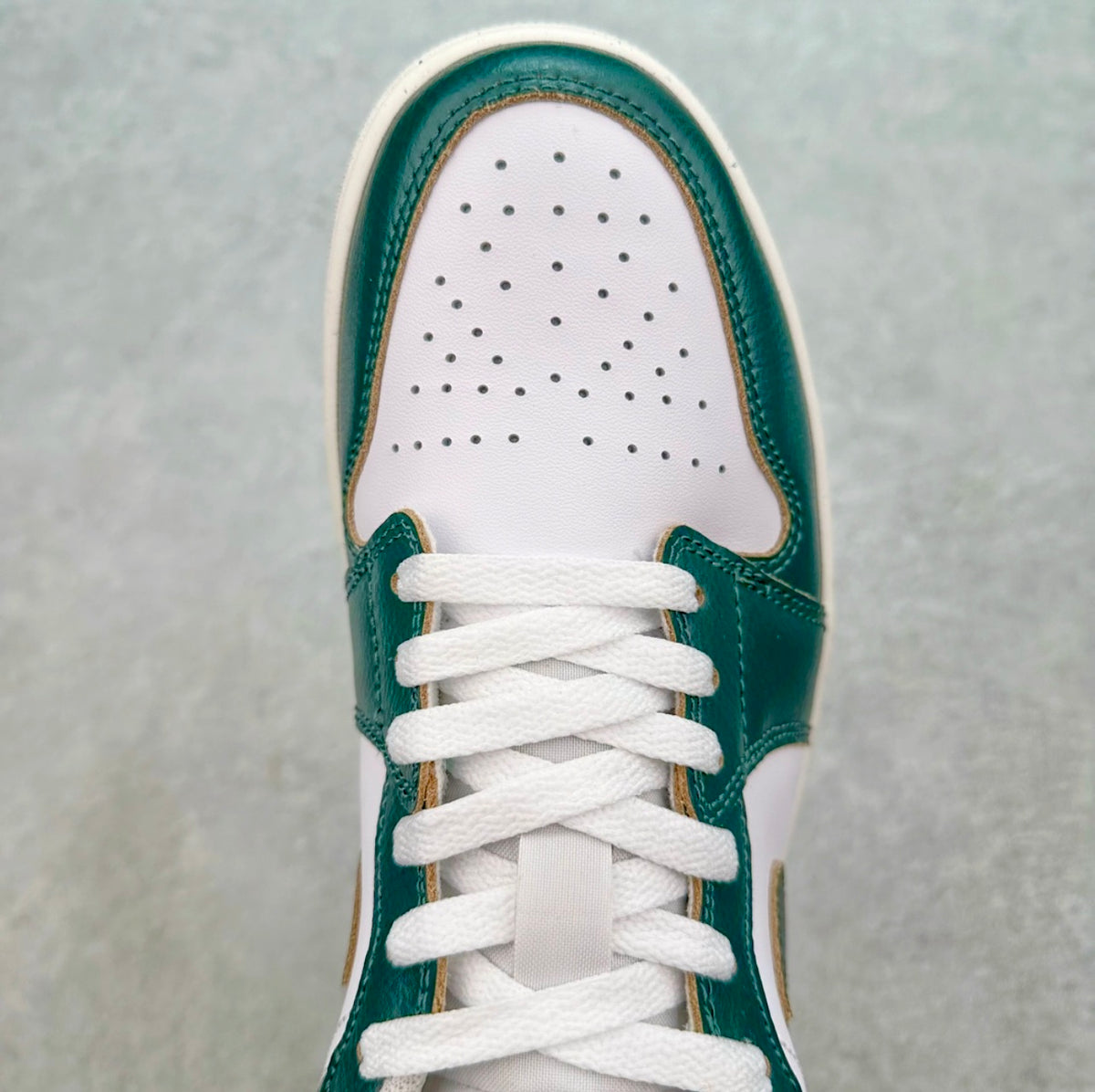 Air Jordan 1 AJ1 Classic High-Top Sneakers